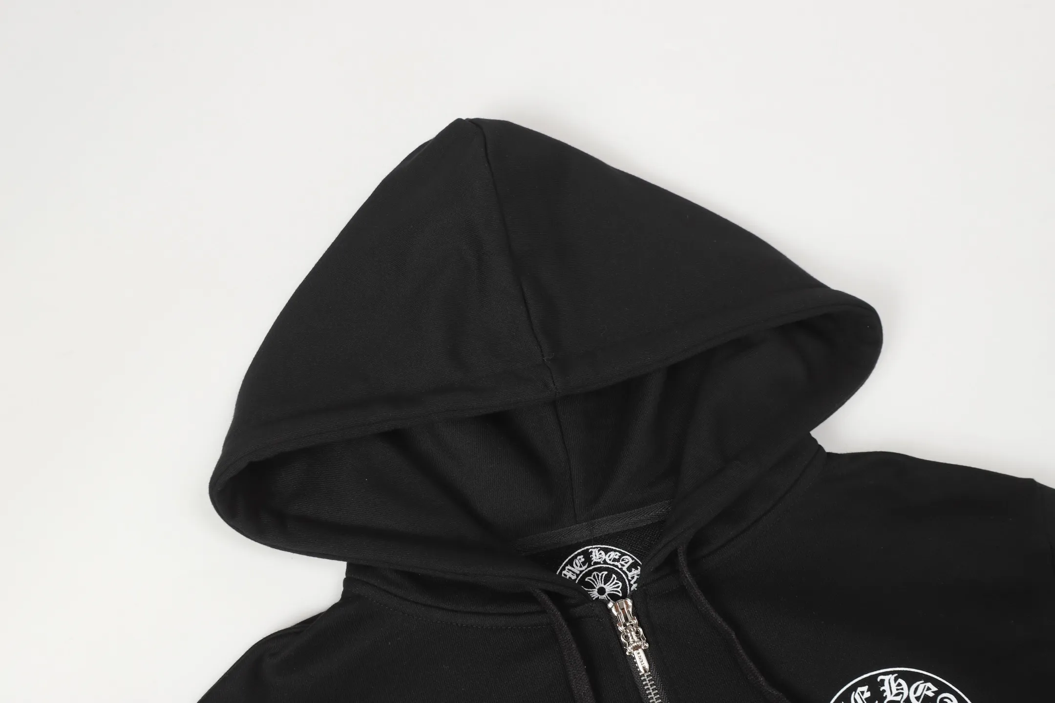 P240 Cross-border running quantity model, please do not place an order if you pursue quality - Chrome Hearts/Chrome Hearts 23ss scroll horseshoe print zipper sweatshirt cardigan jacket - High weight, high density and high quality. The wool is soft, delicate and skin-friendly. It feels soft and silky. It has excellent warmth and skin-friendly properties. - Custom-woven and dyed, no color difference. No matter the fabric or workmanship details, it beats the ordinary version on the market. - Hardware zipper accessories are all customized, full of details - Color: black - Size: S M L XL